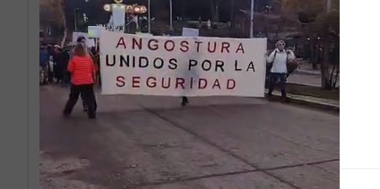 Video de la marcha de los vecinos de Villa la Angostura reclamando por ...
